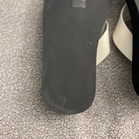 THE ROW Ginza two-tone leather and suede platform flip flops - Picture 4 of 12